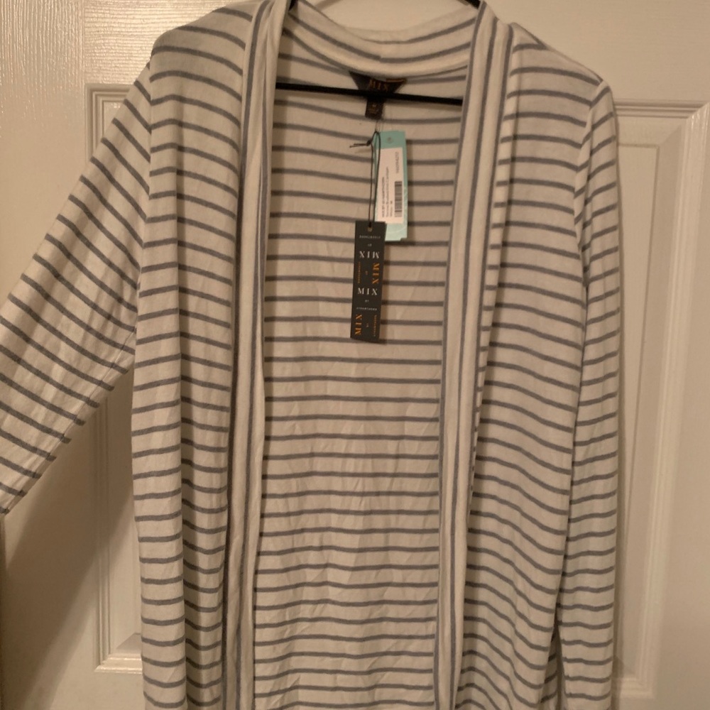 3/$20 bundle / NWT Cardigan